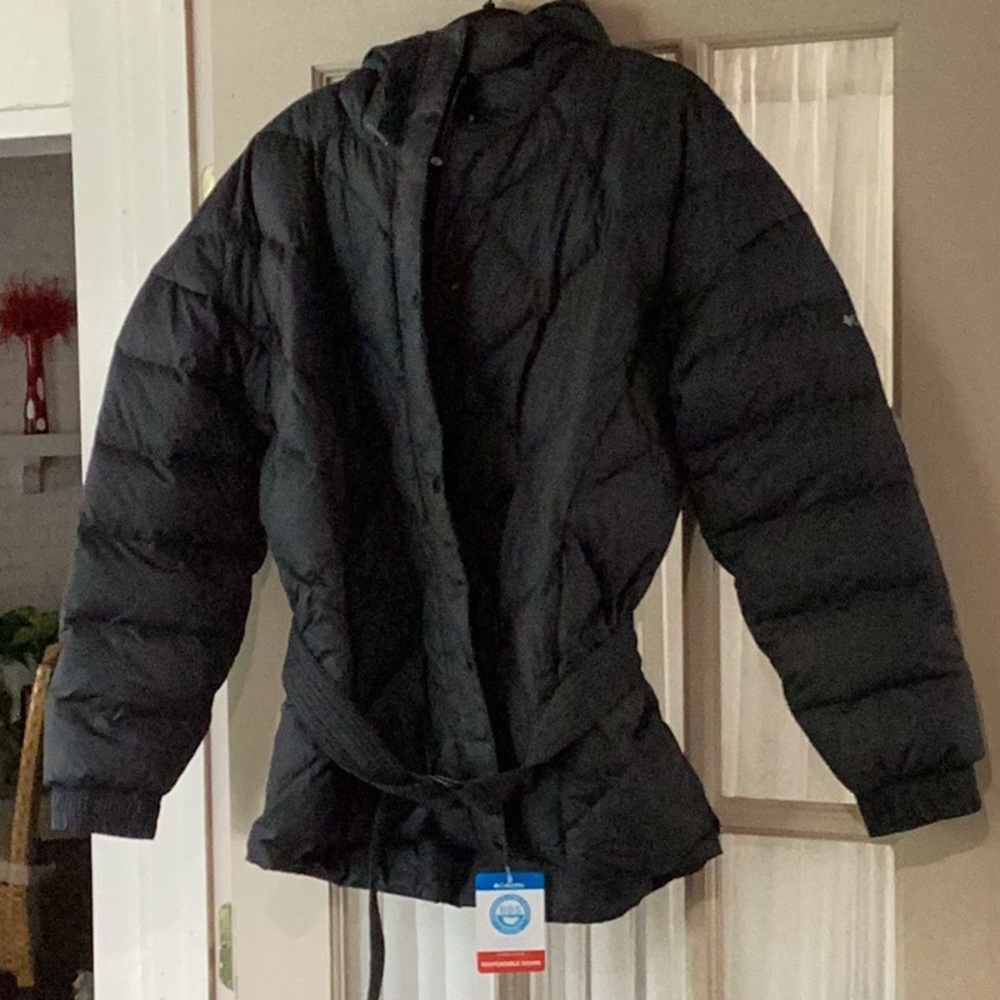 Women’s XL NWT Black Columbia Winter Jacket. It does have a hood.
